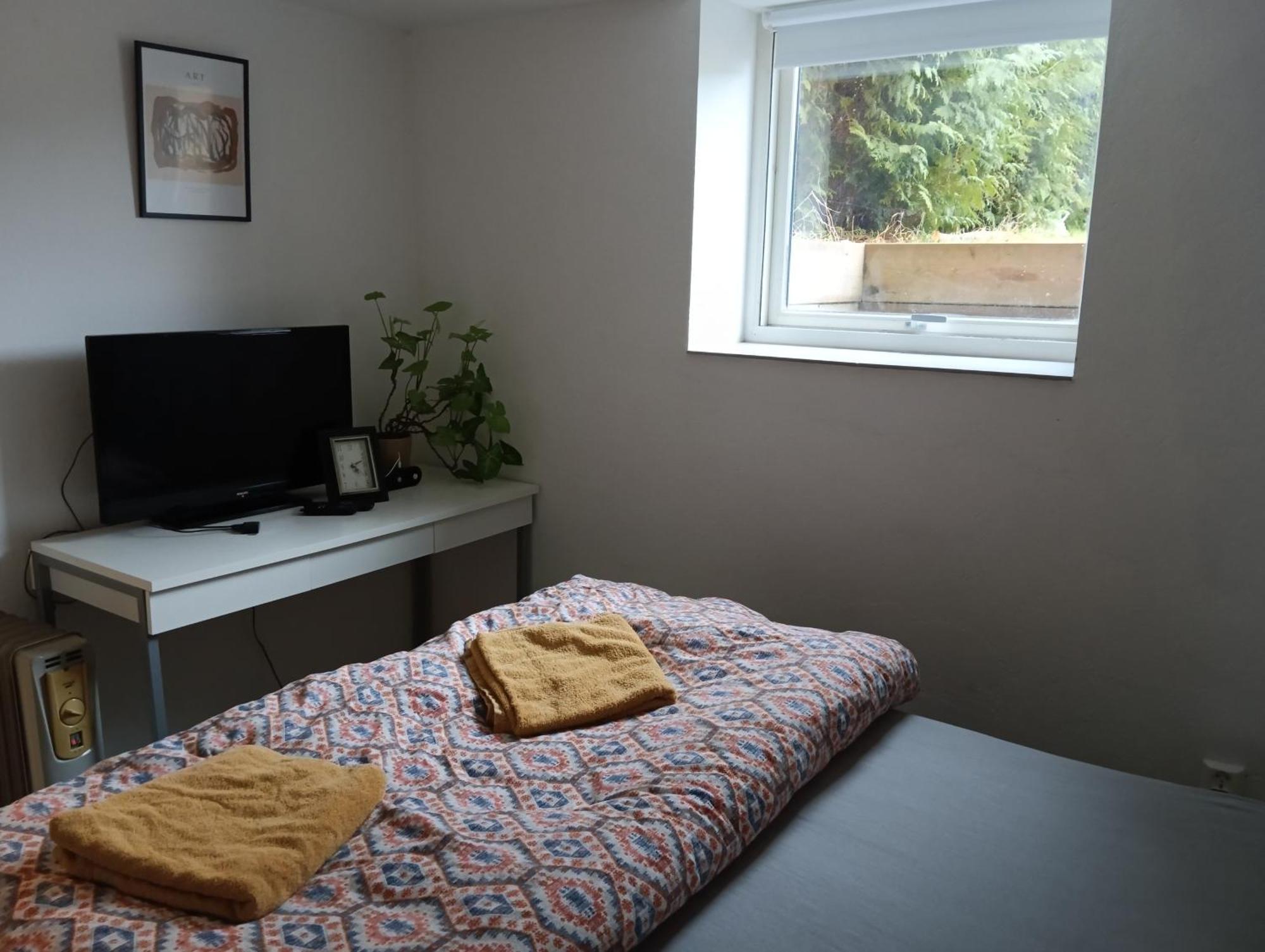 Renovated Semi- Basement 2 Bedrooms Furnished Apartment - Close To Everything In Moss Exterior foto